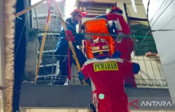 Damkar Evakuasi Jenazah 120 Kg dari Lantai Dua