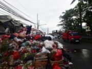 Delapan Orang Ditangkap Saat Buang Sampah Sembarangan di Kebayoran Lama