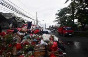 Delapan Orang Ditangkap Saat Buang Sampah Sembarangan di Kebayoran Lama