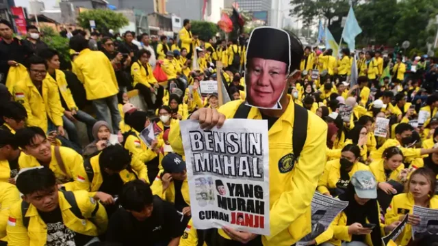 Demo-BEM-UI-di-Bundaran-HI-Konstitusi-vs-Prosedur