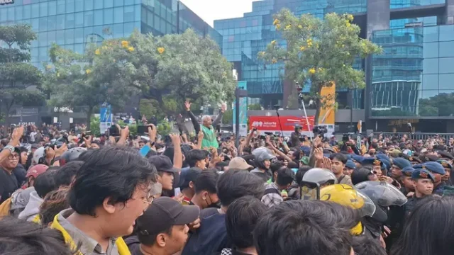 Demo-Mahasiswa-Picu-Macet-Parah-di-Bundaran-HI