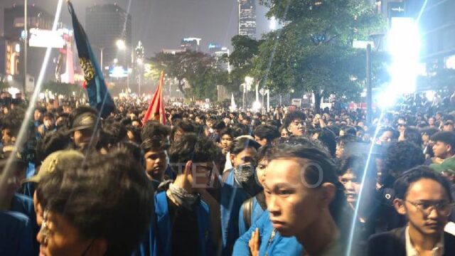 Demonstran-Bertahan-di-Thamrin-Hingga-Malam