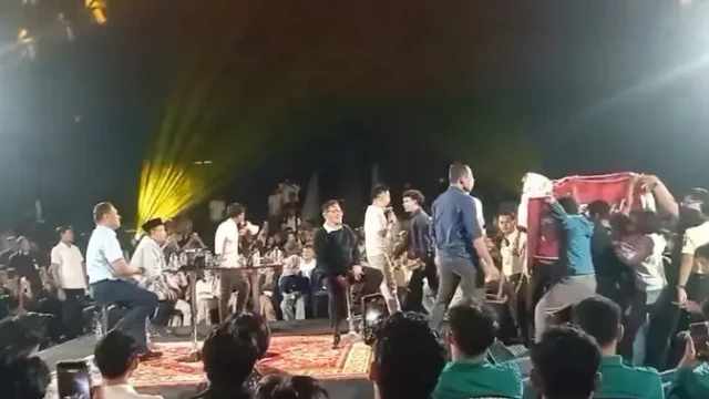 Diskusi-di-UGM-Meledak-Tiga-Menteri-Diadang-Mahasiswa