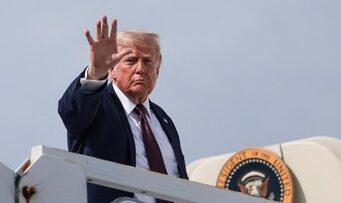 Donald Trump Serahkan Trofi Piala Dunia 2026