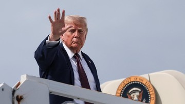 Donald-Trump-Serahkan-Trofi-Piala-Dunia-2026