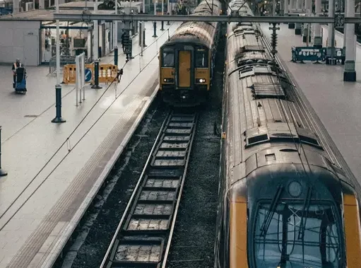 Dua Kereta Tabrakan di Inggris, Masinis Tewas