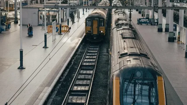 Dua-Kereta-Tabrakan-di-Inggris-Masinis-Tewas