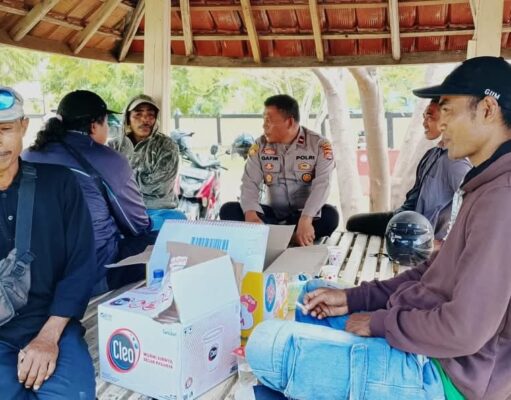 Kapolsek Poto Tano Gelar Jumat Curhat di Tambak Sari, Ajak Warga Aktifkan Siskamling dan Waspadai TPPO