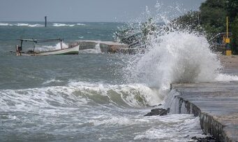 Gelombang 4 Meter Mengancam Pesisir Jatim