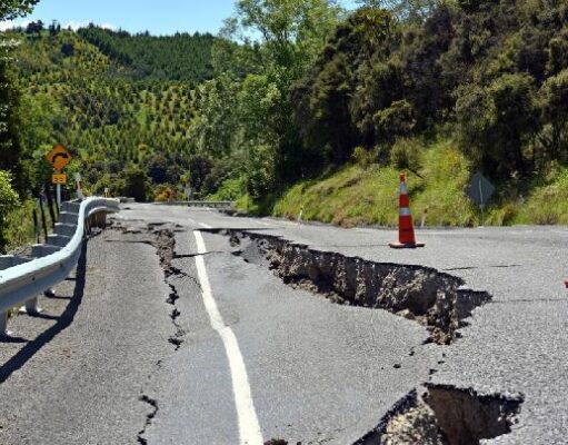 Gempa M6,7 Guncang Palu, Bangunan Retak dan Warga Berhamburan