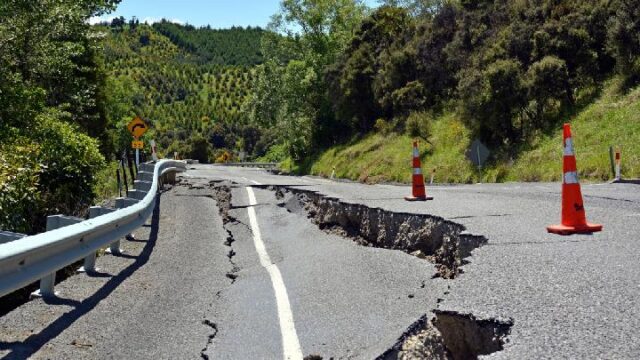 Gempa-M67-Guncang-Palu-Bangunan-Retak-dan-Warga-Berhamburan