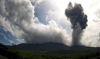 Gunung Lewotobi Erupsi Enam Kali, Bandara Maumere Ditutup