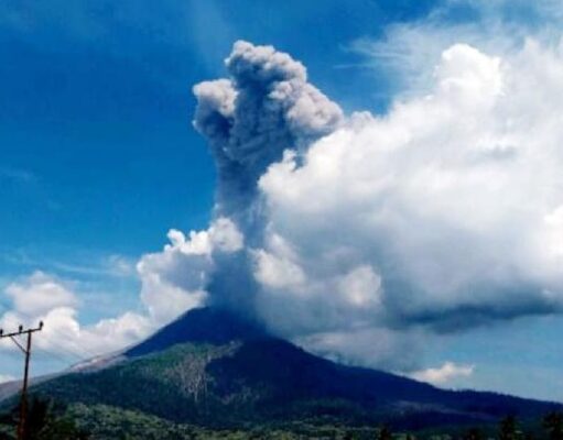 Gunung Lewotobi Laki-laki Meletus 44 Kali dalam Seminggu