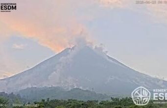 Gunung Merapi Luncurkan Awan Panas 2 Kilometer ke Barat