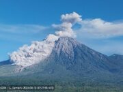 Gunung Semeru Lontarkan Awan Panas Hingga 4,5 Kilometer