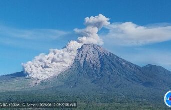 Gunung Semeru Lontarkan Awan Panas Hingga 4,5 Kilometer