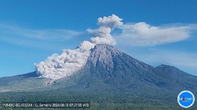 Gunung-Semeru-Lontarkan-Awan-Panas-Hingga-45-Kilometer