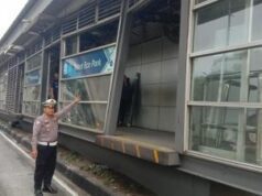 Halte Tebet Eco Park Hancur Diterjang Truk, Sopir Kabur