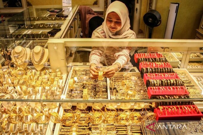 Harga Emas Antam dan Galeri24 Naik, UBS Turun Tipis