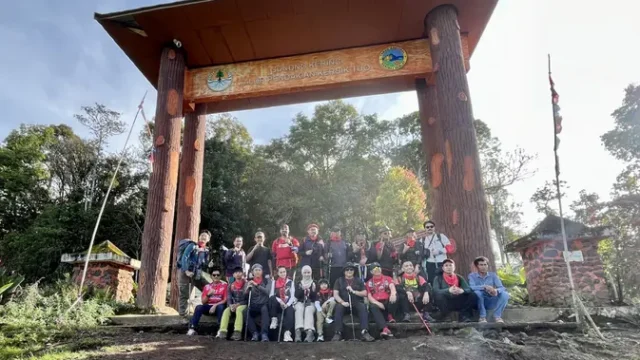 Hasto-Pendaki-Gunung-Kerinci-Megawati-Beri-Pesan-Peluit