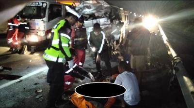 Hiace-Tabrak-Truk-di-Tol-Pekanbaru-5-Tewas
