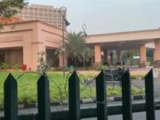 Hotel Sultan Dikosongkan, Kawat Berduri dan Spanduk Penolakan Menghiasi Kawasan