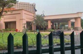 Hotel Sultan Dikosongkan, Kawat Berduri dan Spanduk Penolakan Menghiasi Kawasan