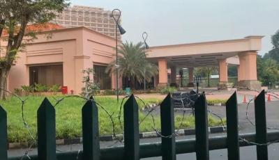 Hotel-Sultan-Dikosongkan-Kawat-Berduri-dan-Spanduk-Penolakan-Menghiasi-Kawasan