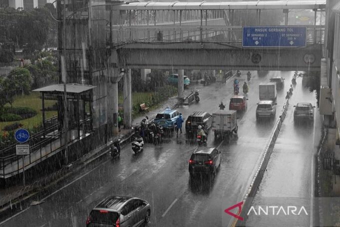 Hujan Ringan Melanda Sejumlah Kota, BMKG Waspadai Hujan Lebat di Kalbar