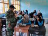Babinsa Bukit Damai Kopda Achmad Fahri Kawal Langsung Distribusi Makan Bergizi Gratis di SMKN 1 Maluk