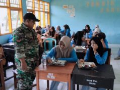 Babinsa Bukit Damai Kopda Achmad Fahri Kawal Langsung Distribusi Makan Bergizi Gratis di SMKN 1 Maluk