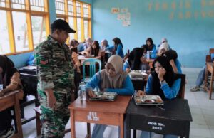 Babinsa Bukit Damai Kopda Achmad Fahri Kawal Langsung Distribusi Makan Bergizi Gratis di SMKN 1 Maluk