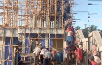 Kades Mantun Pimpin Gotong Royong Pengecoran Tiang Menara Masjid Miftahul Jannah