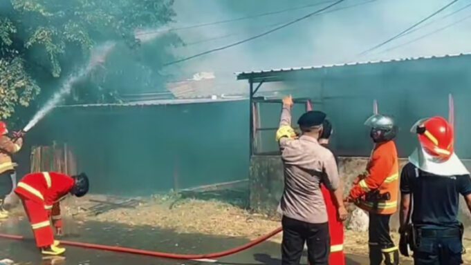 Dipimpin AKP Heri Hartono, Personel Brimob Bantu Jinakkan Api di Area Camp Polres