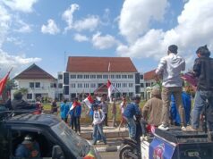 Kantor Bupati Sumbawa Dikepung Ratusan Demonstran