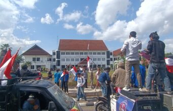 Kantor Bupati Sumbawa Dikepung Ratusan Demonstran