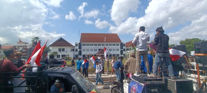 Kantor Bupati Sumbawa Dikepung Ratusan Demonstran