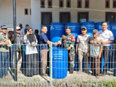 Babinsa Bukit Damai Hadiri Pembagian Bak Sampah untuk Warga