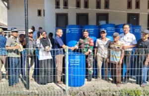 Babinsa Bukit Damai Hadiri Pembagian Bak Sampah untuk Warga