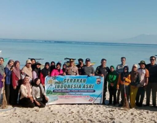 Semangat Sai Ling Dalam Gawe Menggema di Pantai Jelenga, Forkopimcam Jereweh Bersatu Bersihkan Pesisir Sambut Hari Bhayangkara ke-80