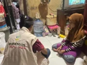 Ibu Pengamen dan Anaknya yang Menyanyi di Tengah Susah