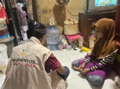 Ibu Pengamen dan Anaknya yang Menyanyi di Tengah Susah