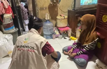 Ibu Pengamen dan Anaknya yang Menyanyi di Tengah Susah
