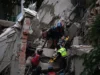 Ibu Tak Bergerak, Anak 18 Tahun Gendong Ibu Selamat dari Reruntuhan Gempa Venezuela