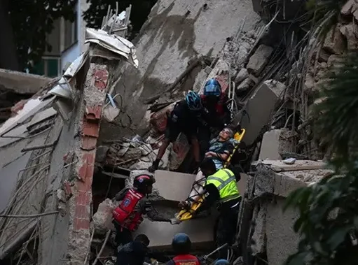 Ibu Tak Bergerak, Anak 18 Tahun Gendong Ibu Selamat dari Reruntuhan Gempa Venezuela