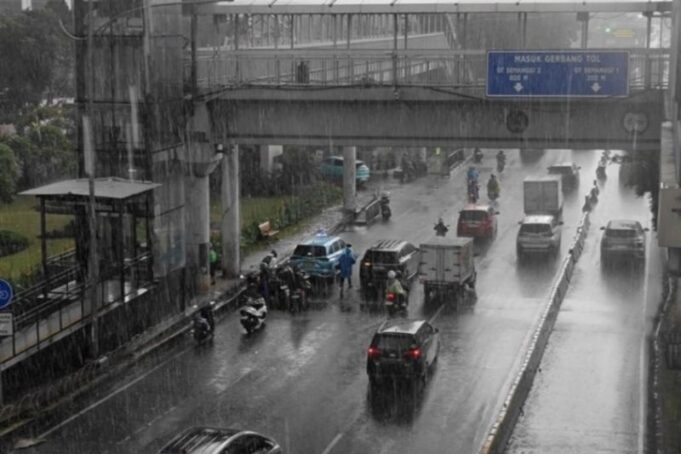 Jakarta Diguyur Hujan Merata pada Senin Siang