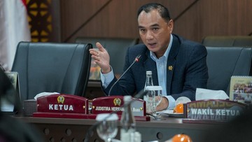Jakarta Kaji Biopori Jumbo Atasi Tumpukan Sampah di Kali Gendong