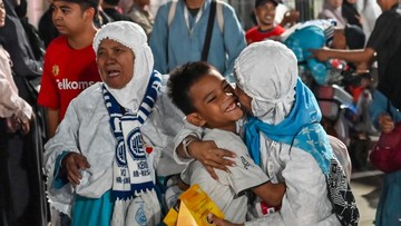 Jemaah-Haji-Tiba-Tangis-Syukur-Penuhi-Bandara