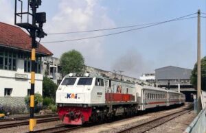 Kabel Listrik Jatuh di Karawang, Empat Kereta Terlambat