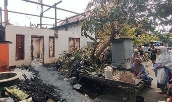 Kakek 70 Tahun Tertimpa Plafon Saat Tidur di Tengah Kebakaran